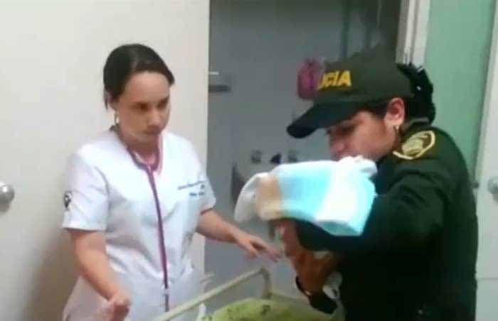 Urrea tenant le bébé dans ses bras dans un hôpital