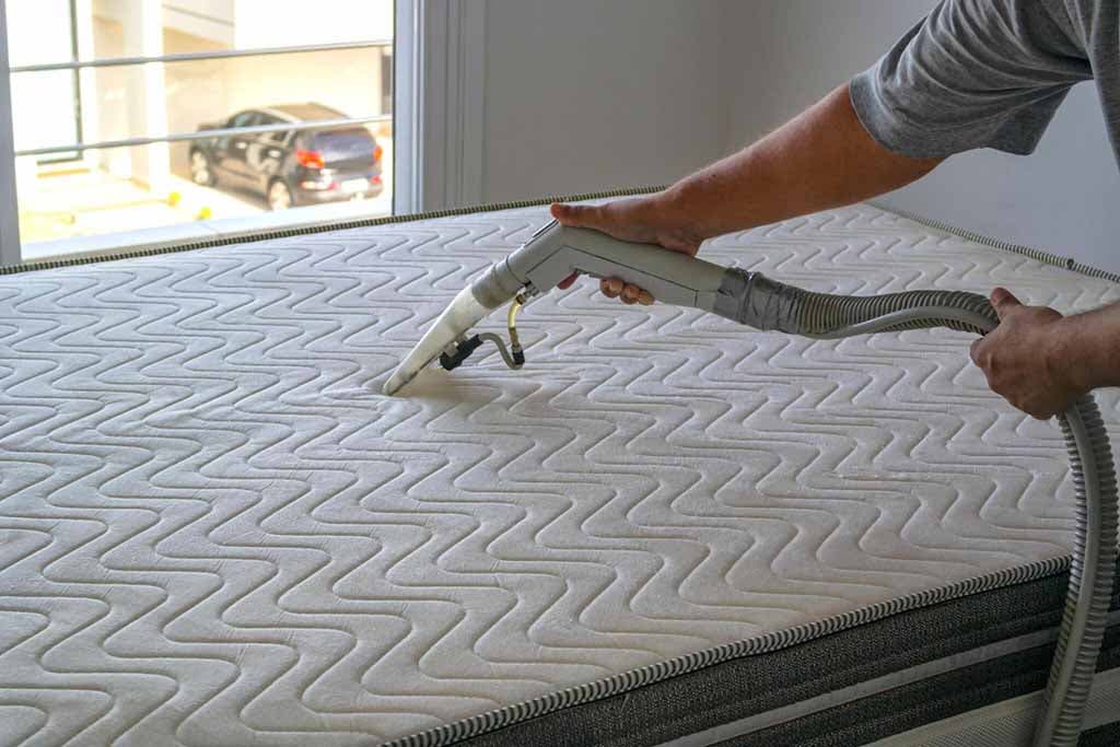 Using a vacuum cleaner on a mattress