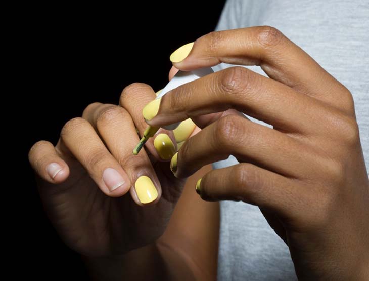 Vernis à ongles jaune – source : spm