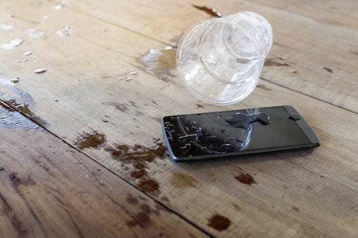 Verre d’eau renversé sur un smartphone  