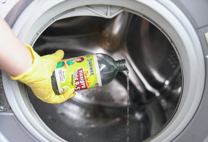 Verser du vinaigre blanc dans le tambour de la machine à laver