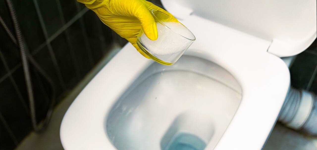 Verser un mélange de bicarbonate de soude, acide citrique et liquide vaisselle dans les toilettes