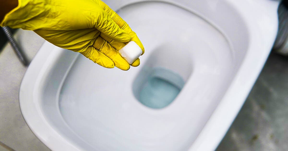 Versez les cube de glaçon à base d’acide citrique, bicarbonate et liquide vaisselle dans les toilettes