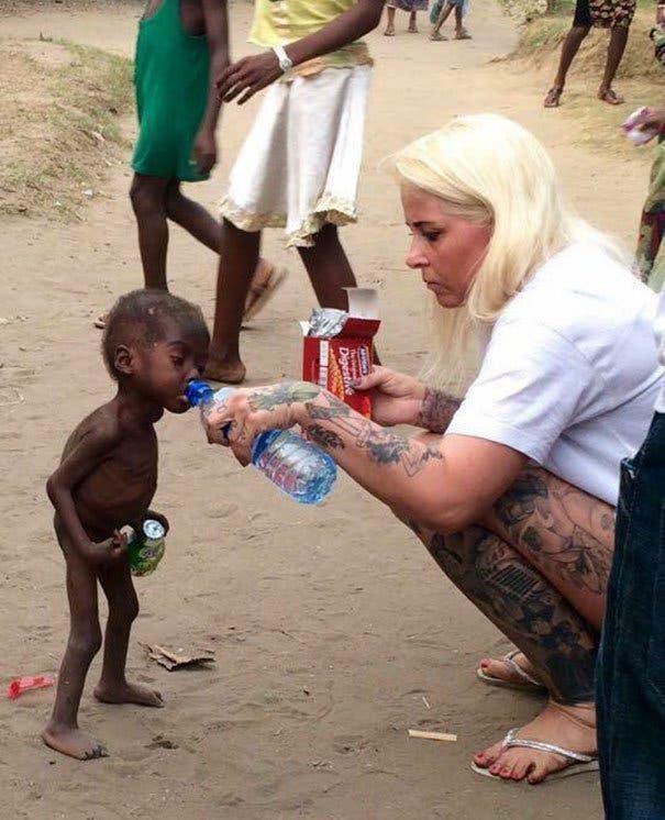 gamin affamé que ses parents ont laissé mourir de faim