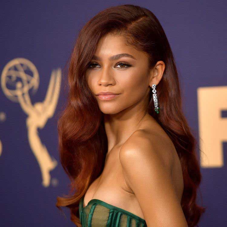 Zendaya aux cheveux auburn moyen