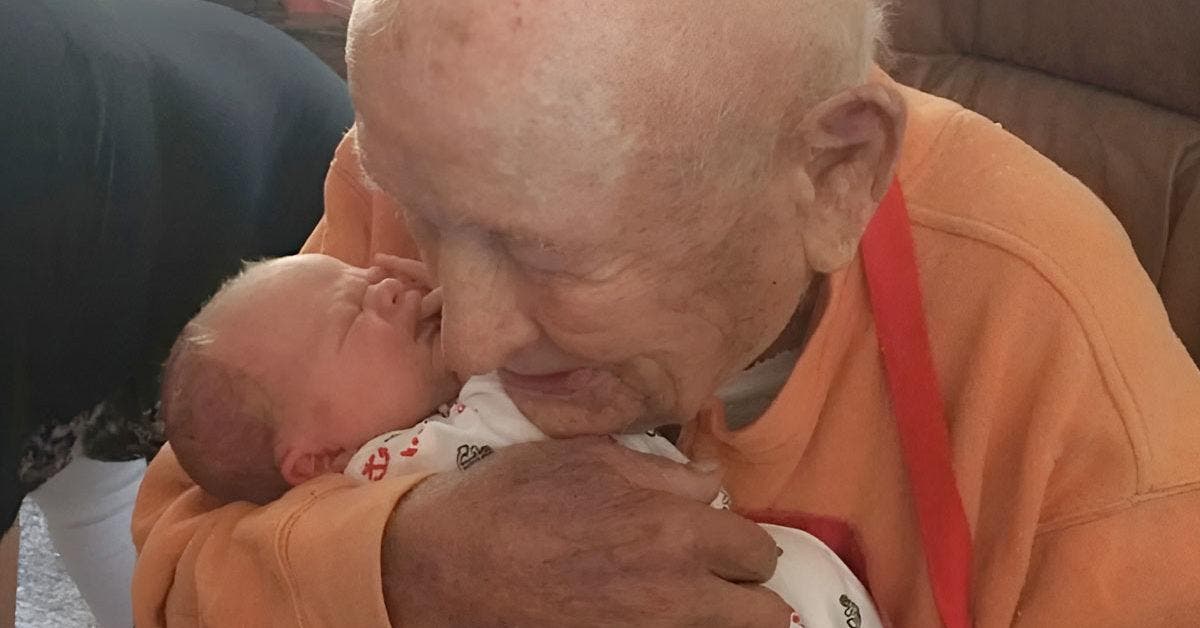 À 105 ans, il rencontre son arrière-petit-fils : Une histoire familiale qui traverse les générations