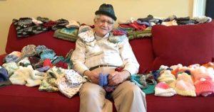 À 86 Ans, un grand-père d'Acworth tricote des bonnets pour bébés prématurés à Atlanta