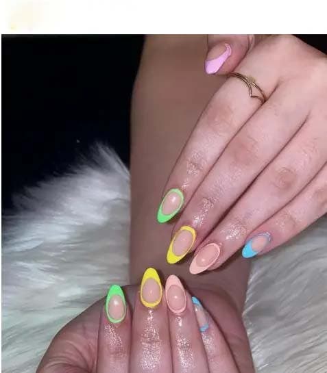 Des ongles aux contours multicolores