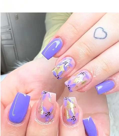 Des fleurs violettes