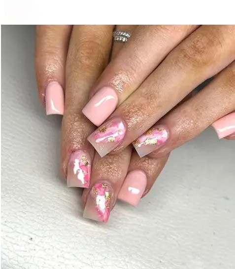 Des ongles prestigieux en rose marbré