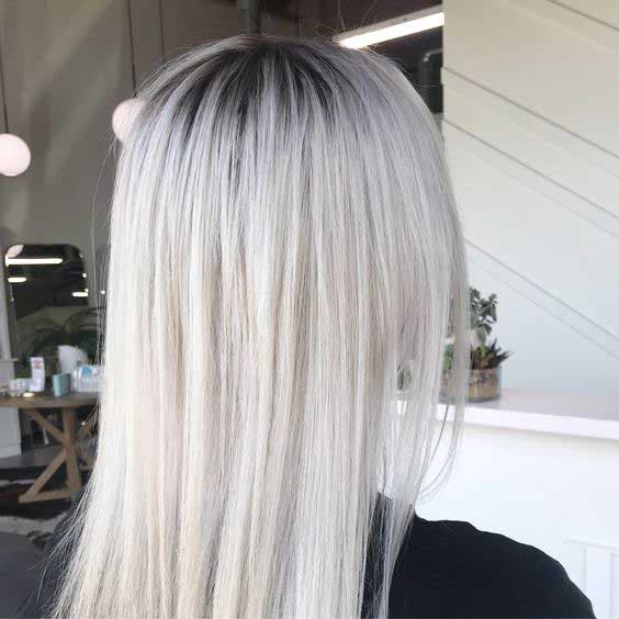 balayage blond-blanc sur des cheveux lisses