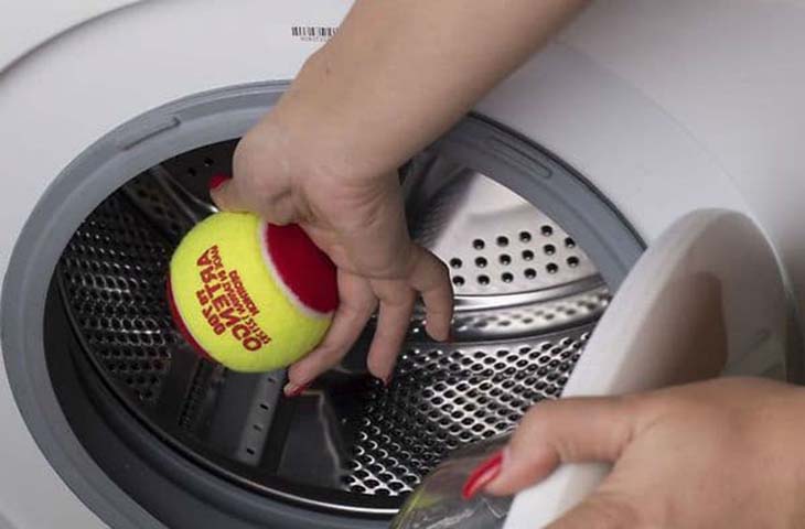 Pourquoi il faut mettre une balle de tennis dans votre machine à laver