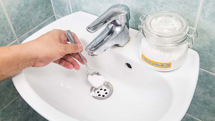 4 astuces simples et efficaces pour retirer les cheveux qui bouchent les  canalisations de votre douche