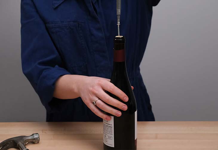 Ouvrir une bouteille de vin SANS Tire-bouchon