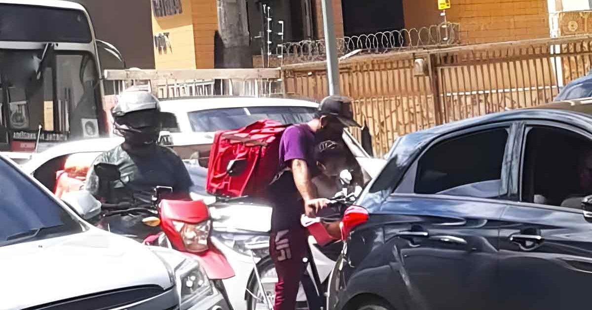 Ce livreur à vélo fait ses livraisons avec son bébé : cette photo virale lui vaut un nouvel emploi et des dons pour le gratifier