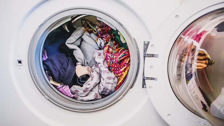 Mettre trop de vêtements rend le lavage moins efficace 
