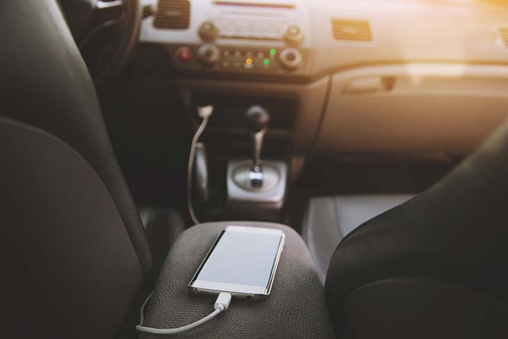 Charger téléphone dans la voiture – source : spm