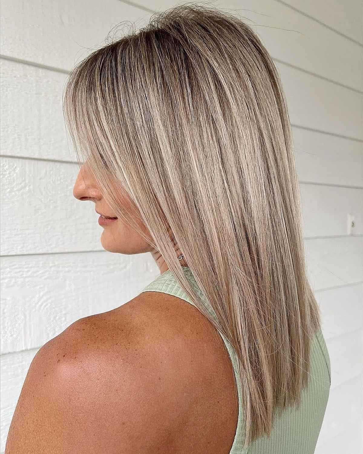 Balayage blond sur cheveux mi-longs élégants 