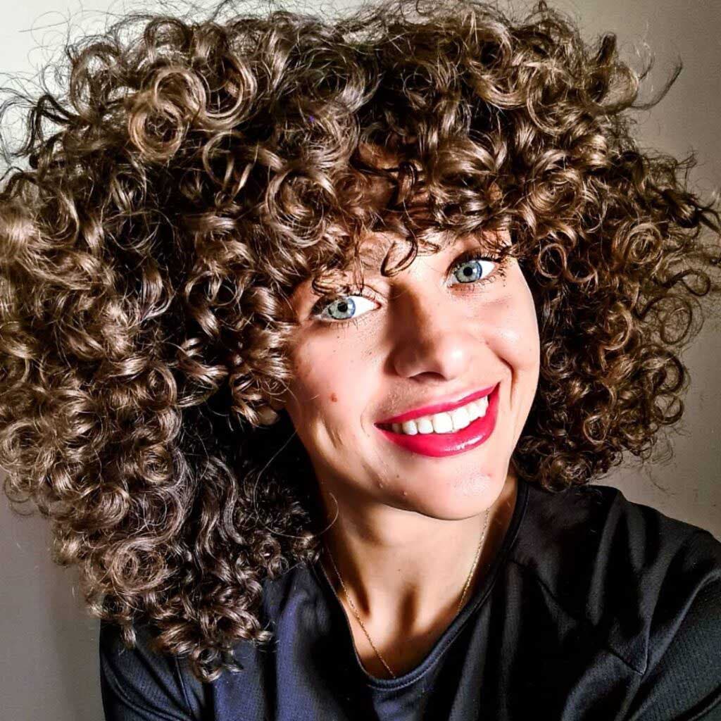 Cheveux bouclés avec frange courte 