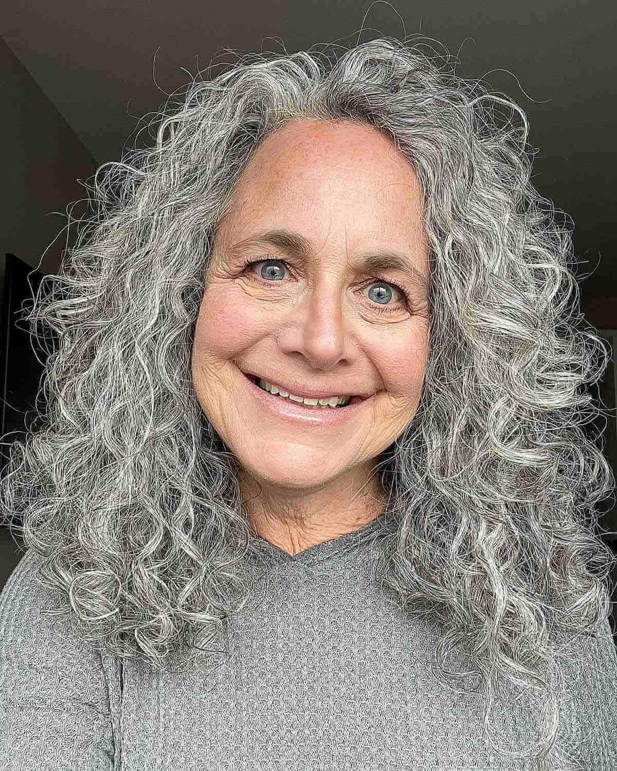 Cheveux bouclés pour femme plus de 60ans 