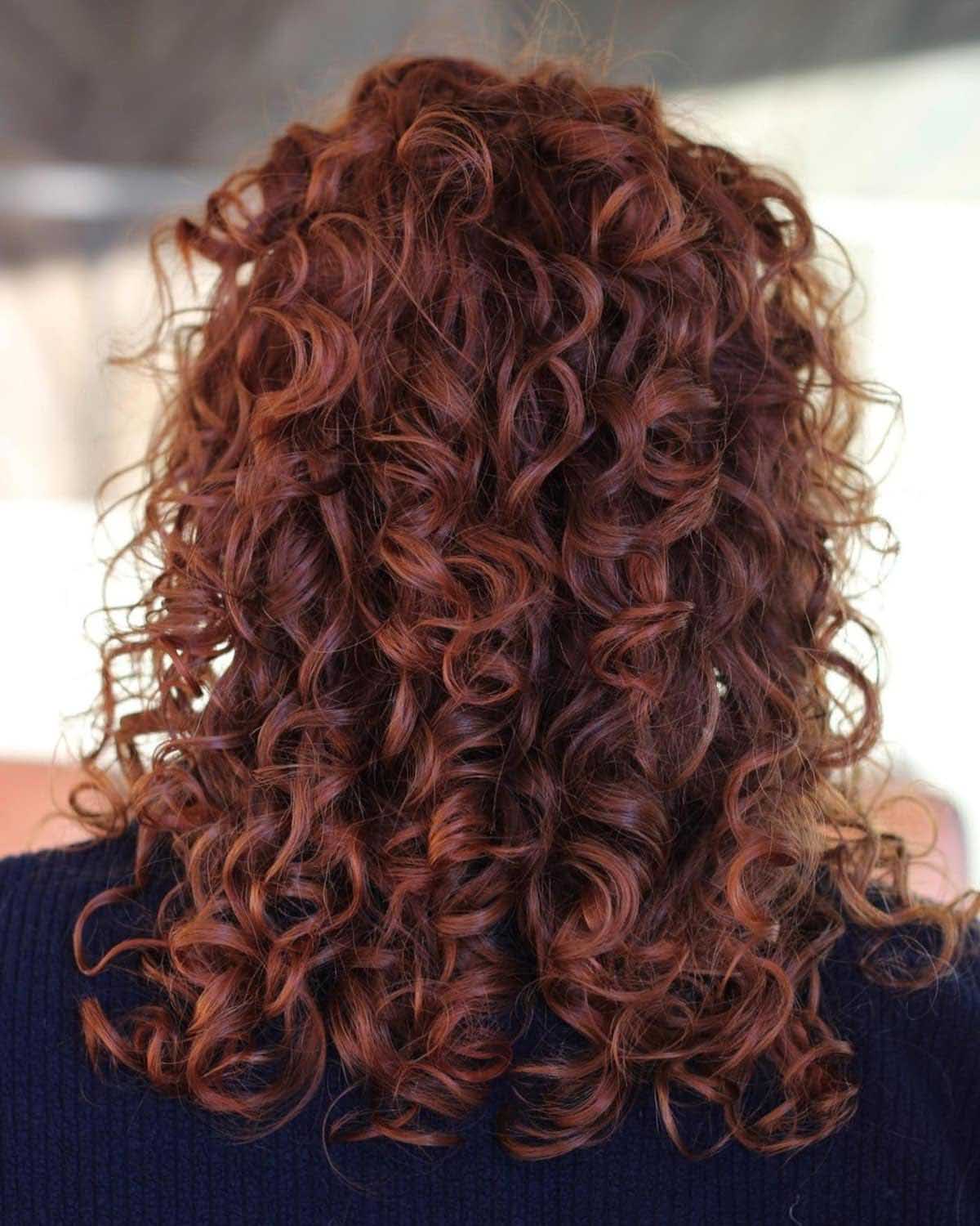 Cheveux bouclés mi-longs en rouges 