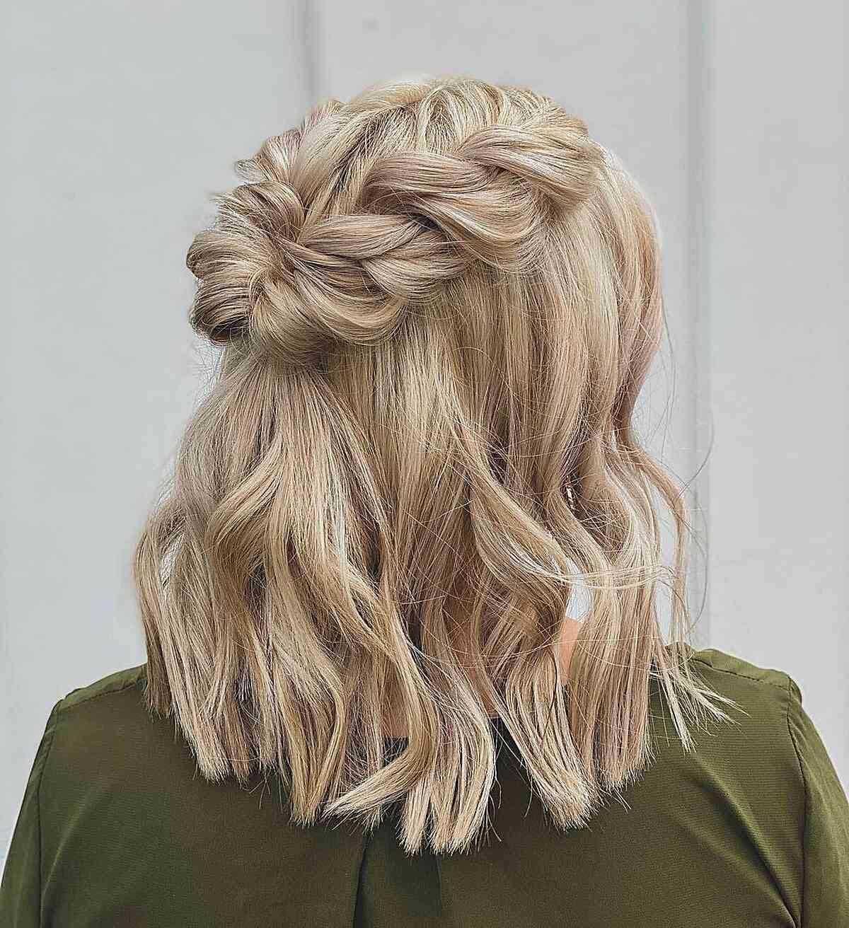 Coiffure pour cheveux blond à mi-hauteur