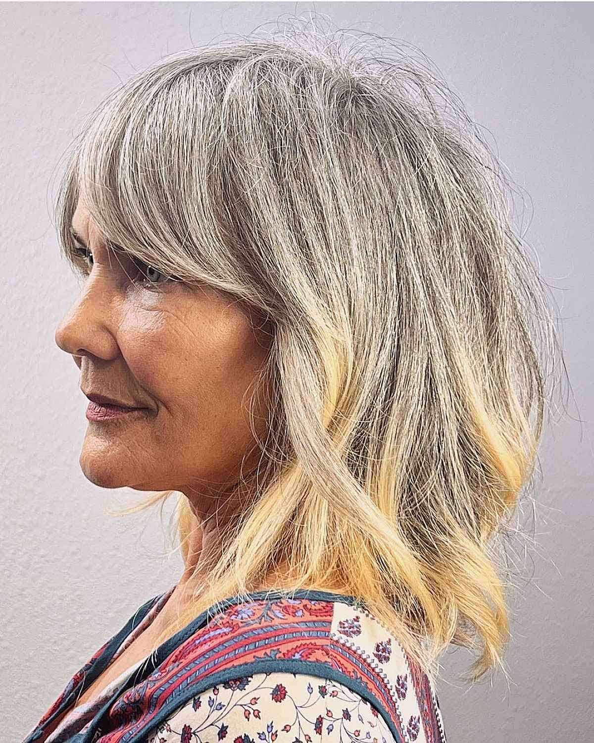 coiffure courte pour femme à 60 ans sur cheveux raides