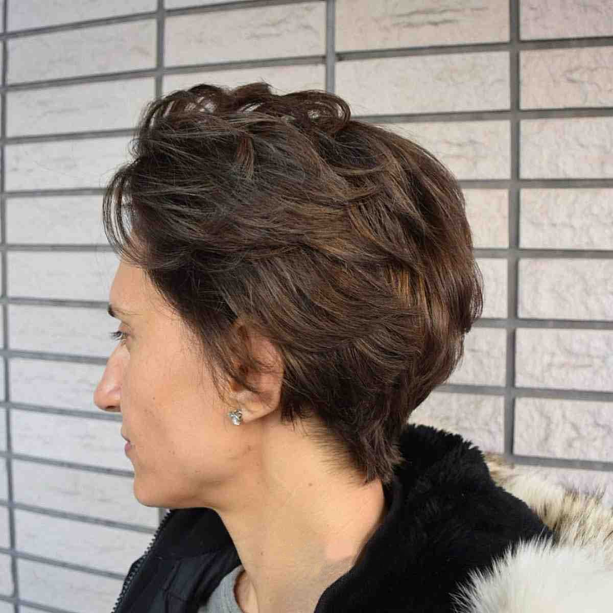 Coupe pixie coiffée en arrière, coupes courtes pour femmes