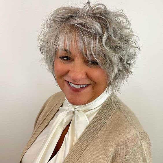 Des cheveux gris avec une frange 