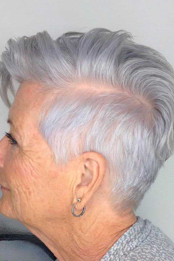 Une coupe pixie avec cheveux gris et blancs 