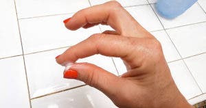 Comment enlever la glue sur les doigts : 8 astuces