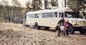 Comment Jessica et Adam Ont Transformé un Vieil Autobus en Maison : Une Histoire Inspirante