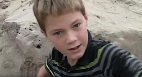 Un garçon de 11 ans jouant sur la plage trouve une petite fille enterrée vivante dans le sable et passe immédiatement à l’action