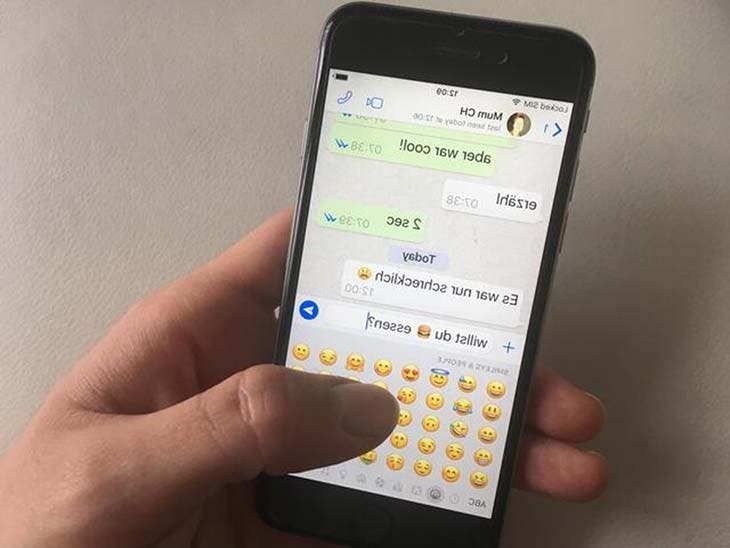 Une conversation whatsapp avec émoticônes 