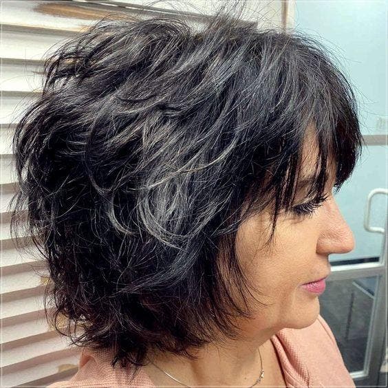 coupe de cheveux femme dégradé effilé mi court