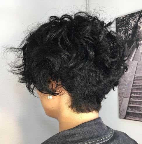 Coupe de cheveux pixie conique 