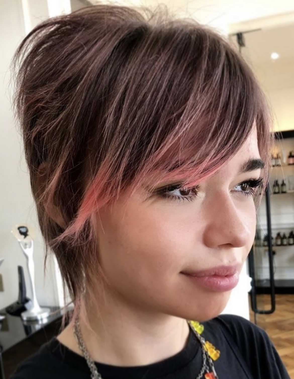 Pixie avec des pointes roses, coupe cheveux court femme 