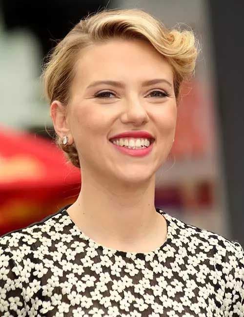 Scarlett johansson avec une coupe de cheveux pixie 