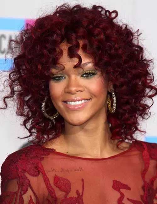 Cheveux bouclés comme rihanna 