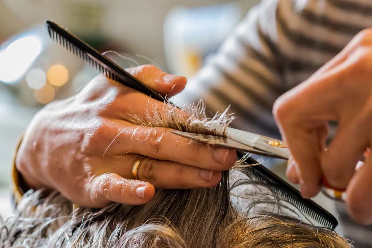 Coupez vos cheveux une fois tous les deux mois – source : spm