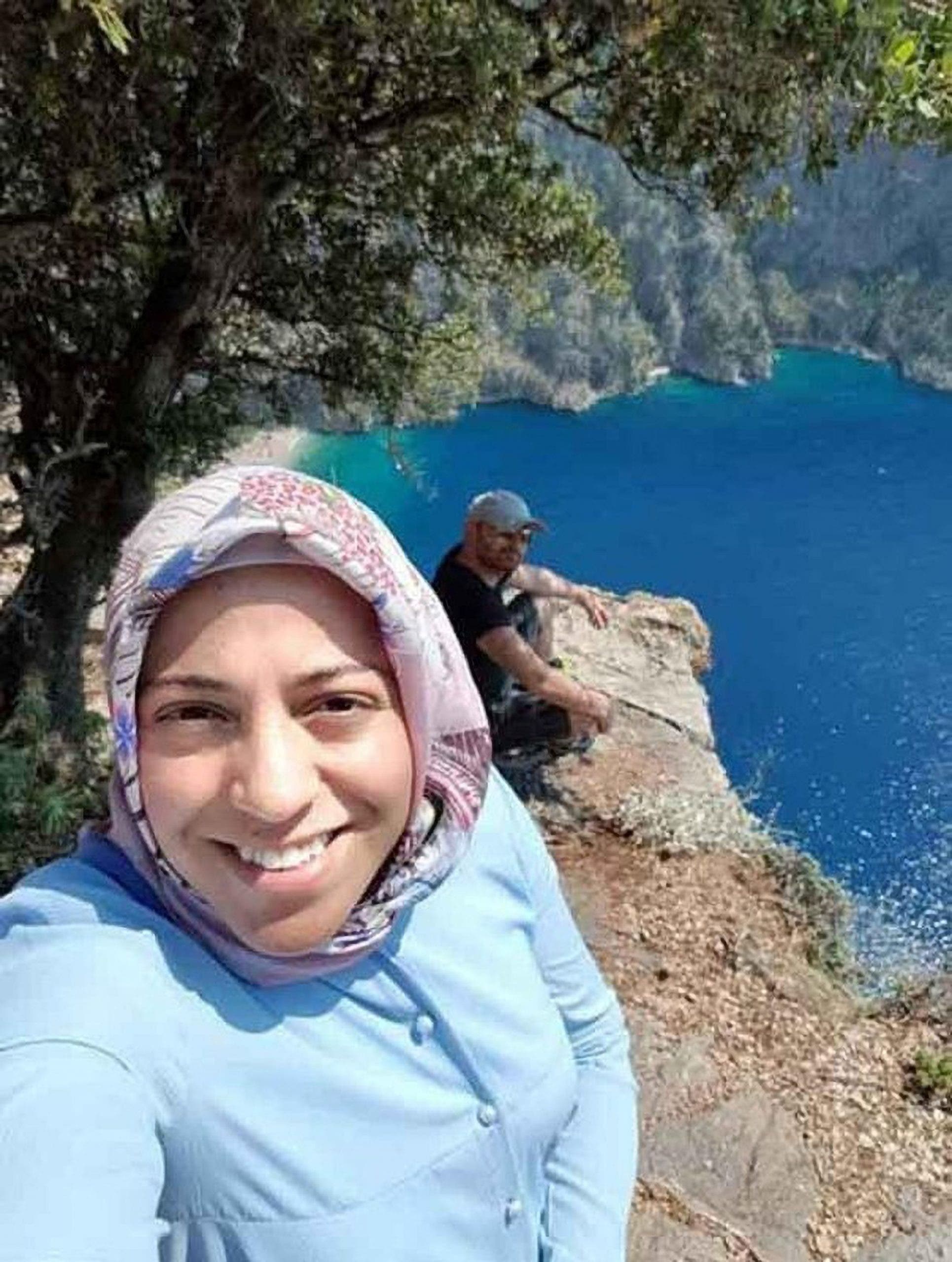 Il pose avec sa femme enceinte avant de la pousser du haut d’une falaise