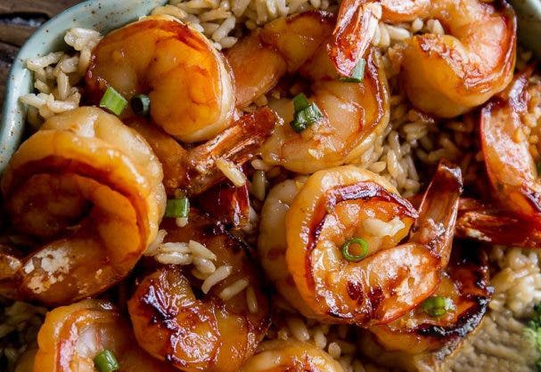 Recette : les délicieuses crevettes sautées au miel et à l’ail