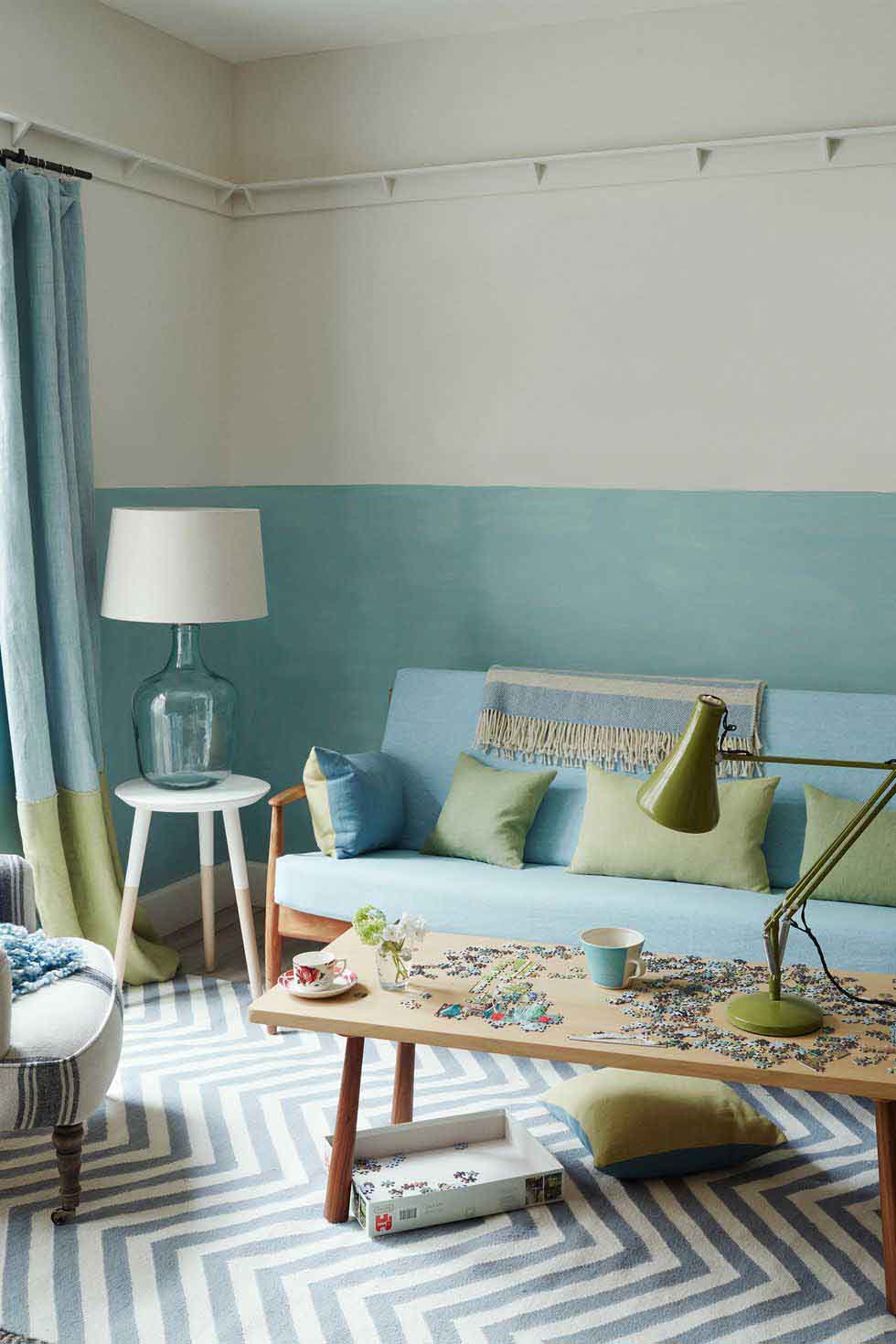 Un salon avec un canapé couleur menthe 