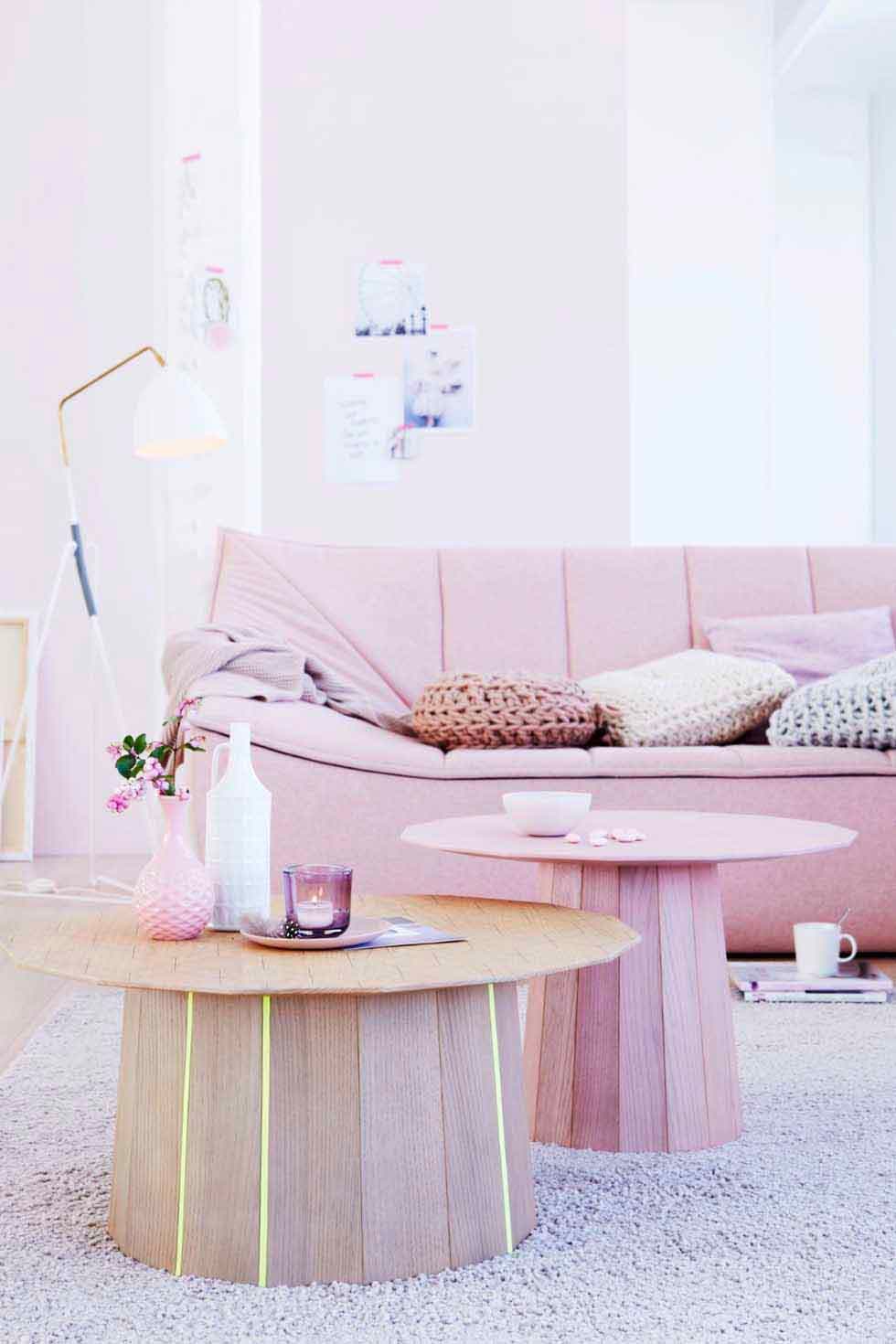Des meubles en rose dans le salon 