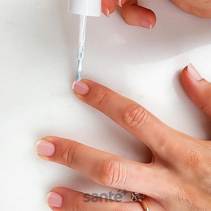 Dessiner le trait blanc sur la pointe des ongles