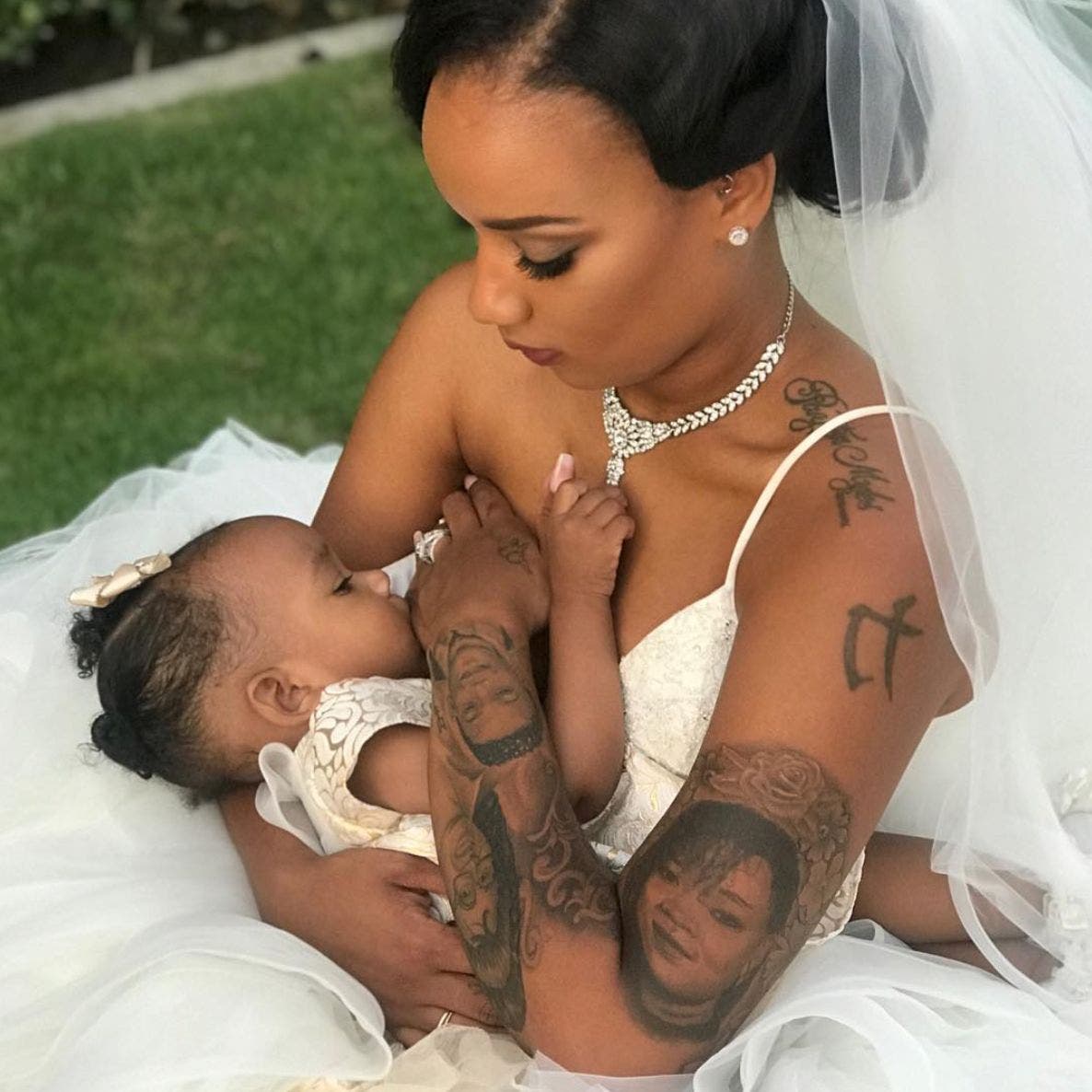 20 superbes photos de mamans qui allaitent leur bébé le jour du mariage