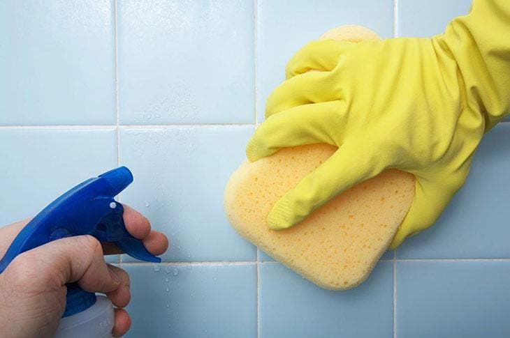 Nettoyer le carrelage de la douche