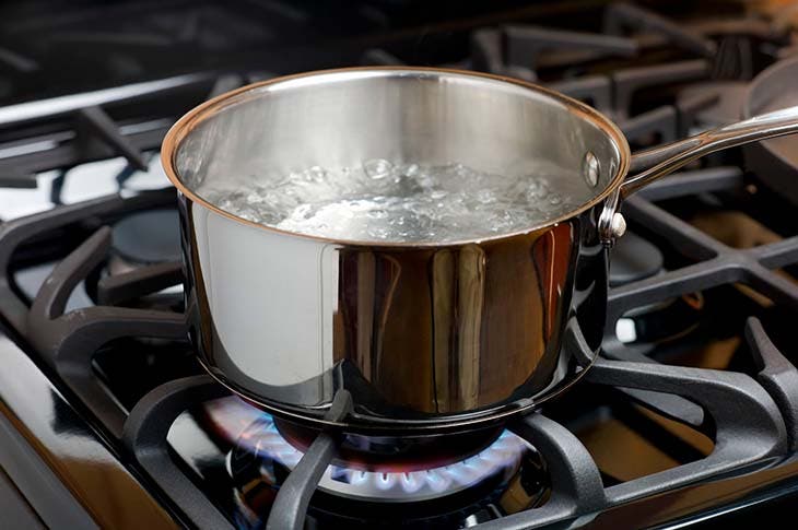 De l’eau bouillante dans une casserole 
