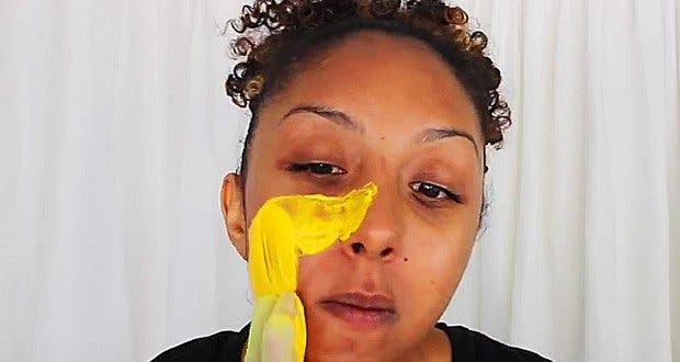 She rubs her cheeks with turmeric. When she cleans her face, incredible!