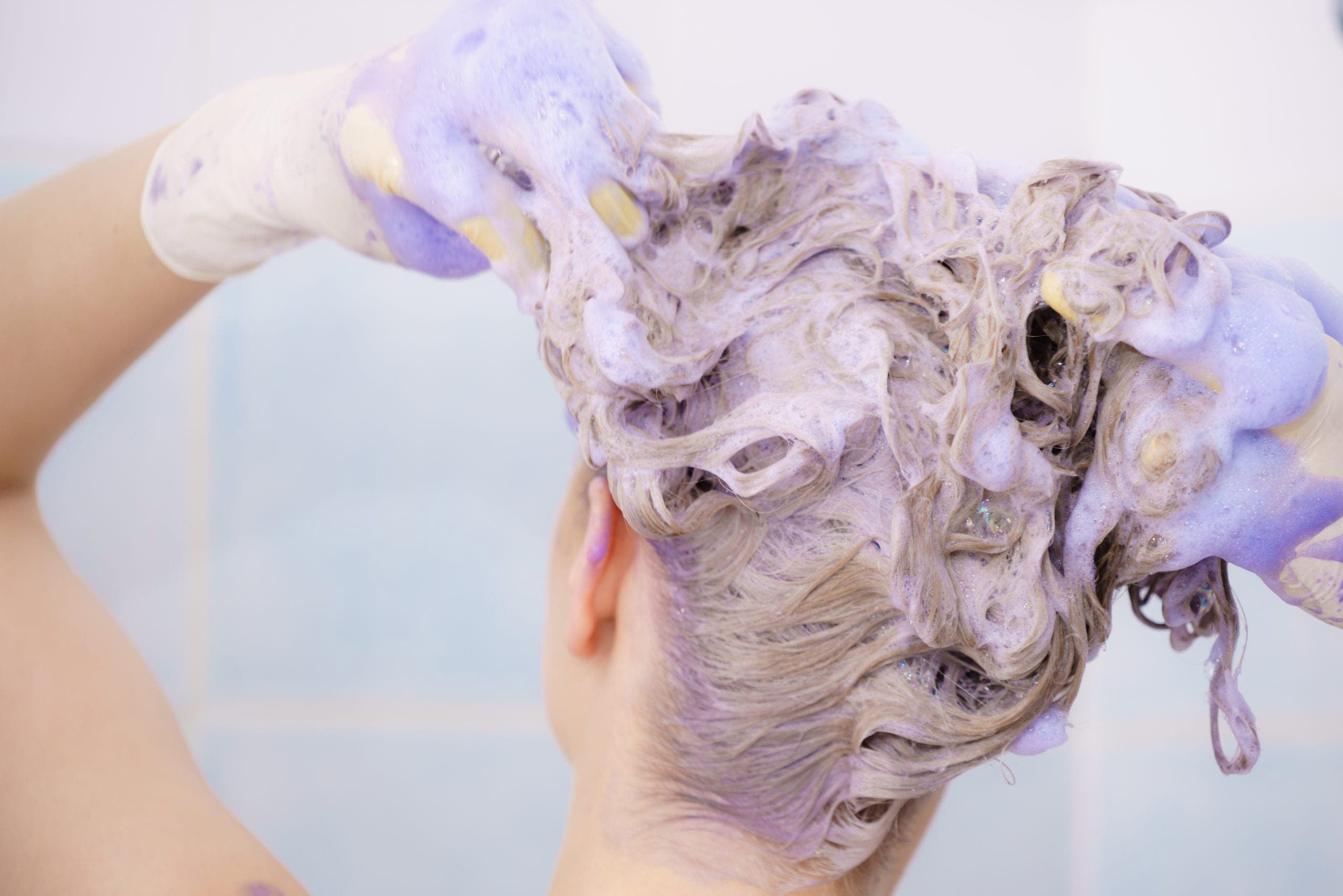 Embellissez vos cheveux avec un shampoing tonifiant violet –    source : spm